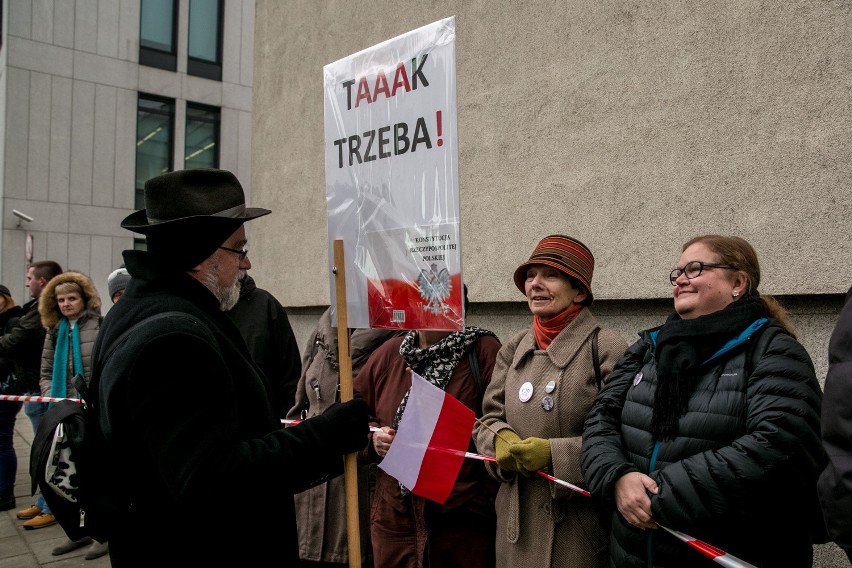 KOD i opozycja utworzyli ludzki łańcuch przed krakowskimi sądami [ZDJĘCIA, WIDEO]