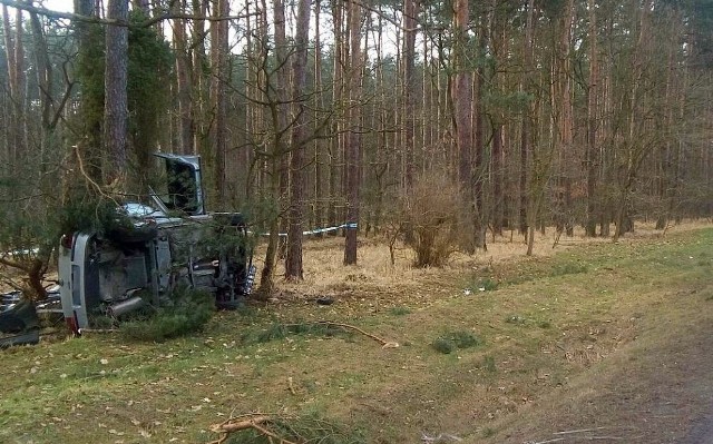 Aktualizacja, godz. 14.45:Dzisiaj, około godz. 12.40, na drodze krajowej nr 10 w okolicach Dybowa (gm. Wielka Nieszawka), doszło do tragicznego w skutkach wypadku drogowego. - Ze wstępnych ustaleń policjantów toruńskiej drogówki wynika, że kierująca osobowym volkswagenem golfem kobieta jadąc w kierunku Bydgoszczy podczas wykonywania manewru wyprzedzania straciła panowanie nad pojazdem i zjechała z jezdni - podaje mł. asp. Wojciech Chrostowski z Zespołu Komunikacji Społecznej KMP w Toruniu. - Samochód dachował. W wyniku zdarzenia kobieta kierująca autem zginęła na miejscu. Funkcjonariusze ustalają personalia ofiary i wyjaśniają okoliczności oraz przyczyny tego zdarzenia.Informacja, godz. 13.05:Jedna osoba nie żyje, jedna osoba jest ranna - podaje Komenda Wojewódzka Państwowej Straży Pożarnej w Toruniu.Na miejscu pracują dwa zastępy straży pożarnej, pogotowie i policja. Uwaga, ruch w tym miejscu odbywa się wahadłowo.