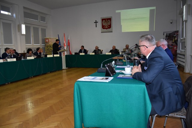 Dyrektor ZDP Marcin Trojanowski podczas sesji Rady Powiatu złożył sprawozdanie z działalności drogowców