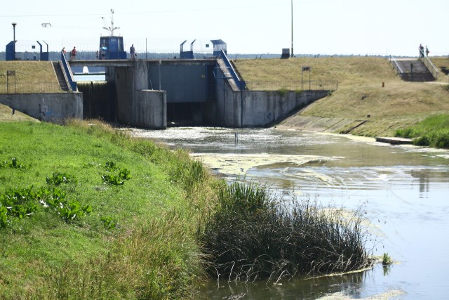 Jedna z koncepcji oczyszczenia zalewu zakłada wybudowanie przed zalewem dodatkowego zbiornika o powierzchni 35 ha