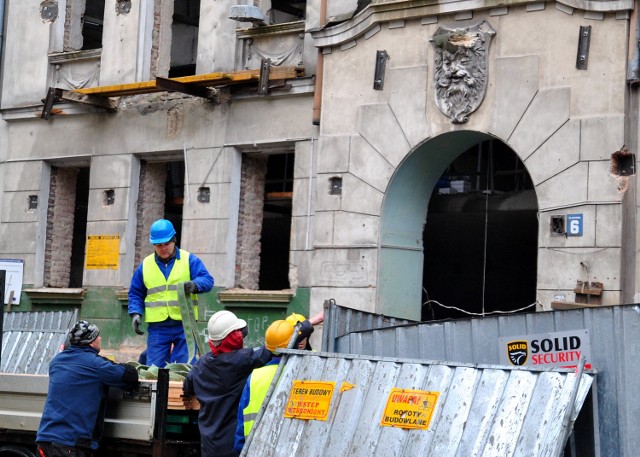 Ulica Sądowa 6: przy budowie nowego hotelu doszło do uszkodzenia detalu zabytkowej ściany