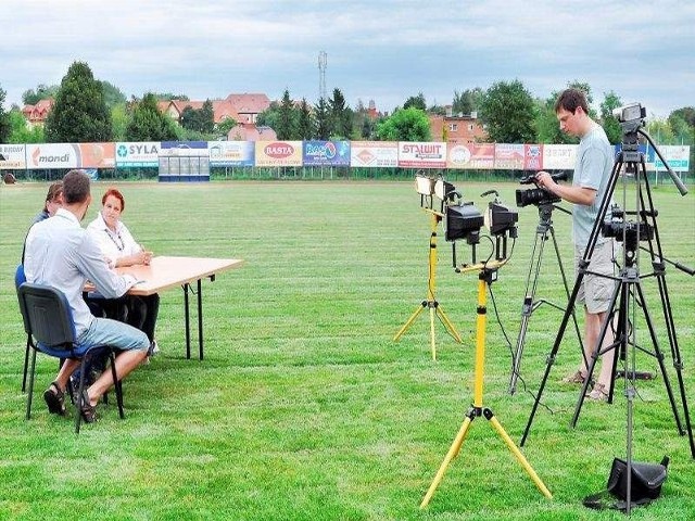 Paweł Knapik za kamerą, Tomek Krawczyszyn (tyłem) rozmawia o fuzji Wdy ze Strażakiem