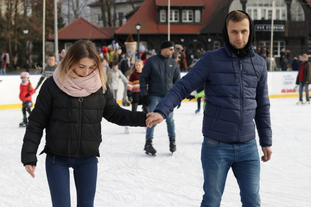 Lodowisko każdego roku przyciąga tysiące mieszkańców regionu. Od kilku lat mogą oni też korzystać z darmowych lekcji jazdy na łyżwach.