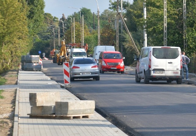 Na całym odcinku ulicy Szydłowieckiej układane są krawężniki i obrzeża oraz kostka brukowa na chodnikach.