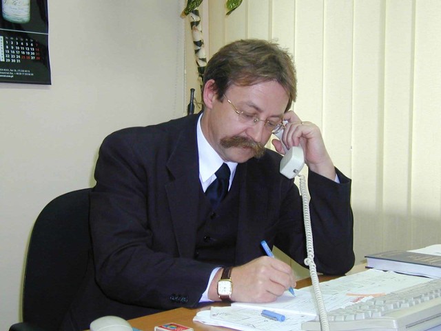Starosta sanocki Bogdan Struś podczas pracowitego dyżuru redakcyjnego w oddziale "Nowin" w Sanoku