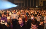 Kilkutysięczny tłum na koncercie sanah w Ostrowcu. Publiczność tańczyła i śpiewała razem z wokalistką (ZDJĘCIA) 