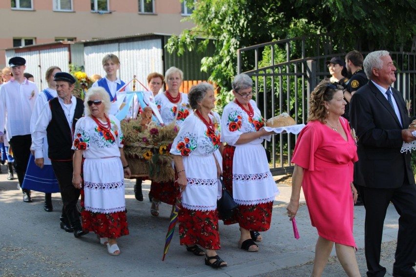Rolnicy z gminy Kunów świętują podczas Dożynek Gminnych.  Była msza święta, łamanie chlebem i występy lokalnych artystów
