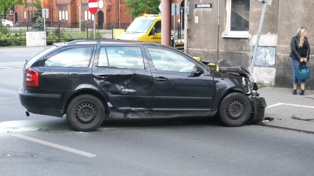 We wtorek, po godzinie 18 doszło do zderzenia na skrzyżowaniu ulic Warszawskiej i Sobieskiego w Bydgoszczy. W miejscu tym dość często dochodzi do wypadków. Tym razem poszkodowana została jedna osoba.Na zdjęciach widać dwa rozbite auta osobowe - skodę i peugeota. Pierwszy samochód zatrzymał się na znaku drogowym, drugie auto uderzyło w budynek znajdujący się na skrzyżowaniu ulic Warszawskiej i Sobieskiego. Na miejscu pojawiła się policja i pogotowie.Aktualizacja: Jak powiedział nam oficer dyżurny z Zespołu Prasowego Komendy Wojewódzkiej Policji w Bydgoszczy, do zderzenia doszło o godzinie 18.05. Jadąca peugeotem 307 kobieta nie ustąpiła pierwszeństwa przejazdu (w tym miejscu na ul. Sobieskiego jest znak "STOP") i zderzyła się ze skodą octavią. - W zderzeniu poszkodowana została jedna osoba. To kierująca skodą, zabrano ją do szpitala. W tej chwili na miejscu nie ma utrudnień - słyszymy.WIĘCEJ ZDJĘĆ NA NASTĘPNYCH STRONACH(sier, tp)Remont węzła przy Szarych Szeregów w Bydgoszczy. Wideo z drona