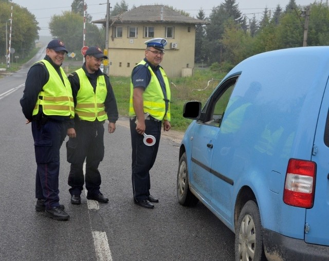 Funkcjonariusze z Szydłowca apelowali do kierowców o ostrożność przy przekraczaniu przejazdów kolejowych.