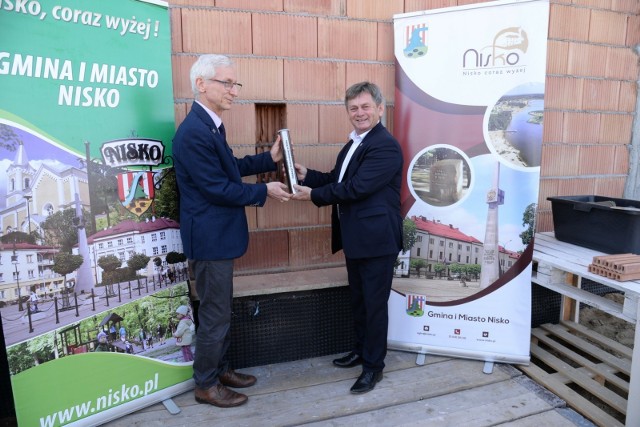 Kapsuła czasu trafia w mur  budynku Centrum Edukacji Multimedialnej