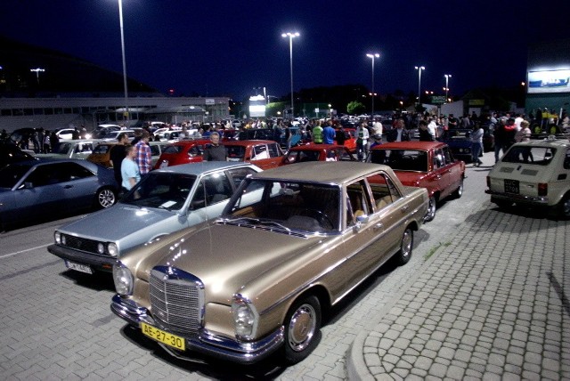 Czwartkowe spotkania właścicieli klasycznych samochodów na parkingu przed halą Globus to już tradycja. Zawsze można tam zobaczyć kilkadziesiąt aut różnych marek i roczników