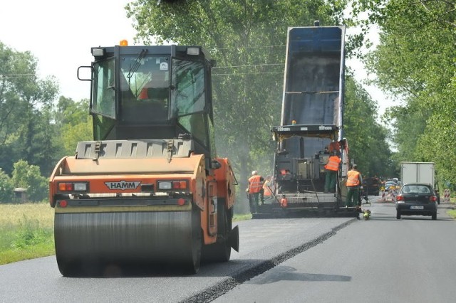 Prace drogowe na krajówce nr 32 między Powodowem a Wolsztynem wciąż trwają, dlatego jadąc tędy trzeba się uzbroić w cierpliwość