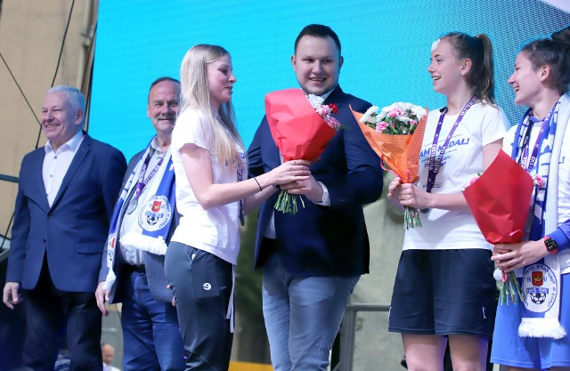 Andrzej Kuczyński, członek zarządu TME, wręcza kwiaty Dominice Gąsieniec po zdobyciu wicemistrzostwa Polski