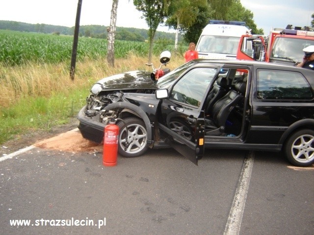 Volkswagen uderzył w citroena. Pięć osób, w tym dzieci, trafiło do szpitala (zdjęcia)