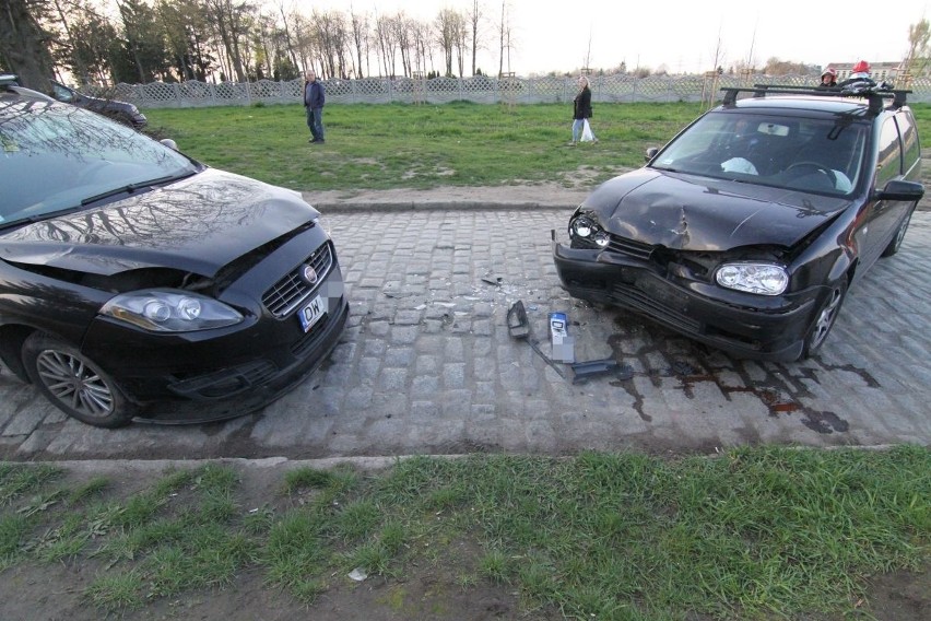 Wypadek na Klecinie. Czołowe zderzenie dwóch aut