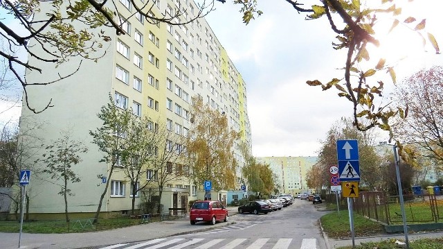 Na pierwszym planie 11-piętrowy blok przy ul. Krzymińskiego 5. Od tego wieżowca zaczęła się historia inowrocławskiego osiedla Rąbin, które najpierw nosiło nazwę Młodych Rąbin