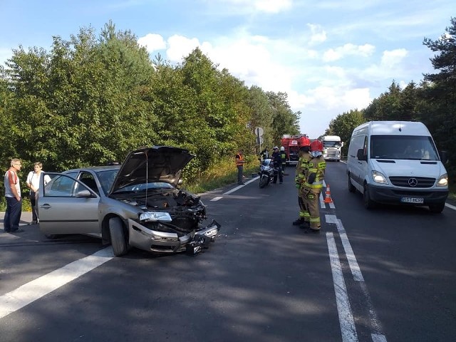 Do groźnie wyglądającego zdarzenia drogowego doszło w czwartek, 24 września po godzinie 13 w Jamnicy (powiat tarnobrzeski), na odcinku drogi wojewódzkiej 871 relacji Stalowa Wola - Tarnobrzeg.W zdarzeniu, o czym informują strażacy - ochotnicy z Grębowa, uczestniczyły dwa samochody - osobowy i ciężarowy. Na miejscu oprócz policjantów i zespołu ratownictwa medycznego pracowali strażacy Państwowej Straży Pożarnej w Tarnobrzegu oraz Ochotniczej Straży Pożarnej w Grębowie. Jak ustaliliśmy nieoficjalnie, na szczęście w zdarzeniu nikt poważnie nie ucierpiał.