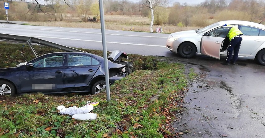 Wypadek drogowy w Zimowiskach pod Ustką. Kierująca volkswagenem w szpitalu