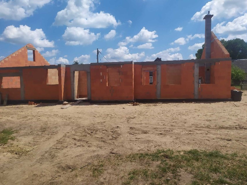 Stoją już wzniesione mury nowego domu na miejscu po spalonym