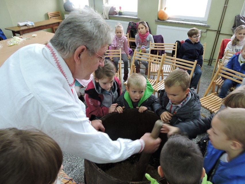 Poszatkowną kapustę, tartą marchew i sól wrzuca się do...