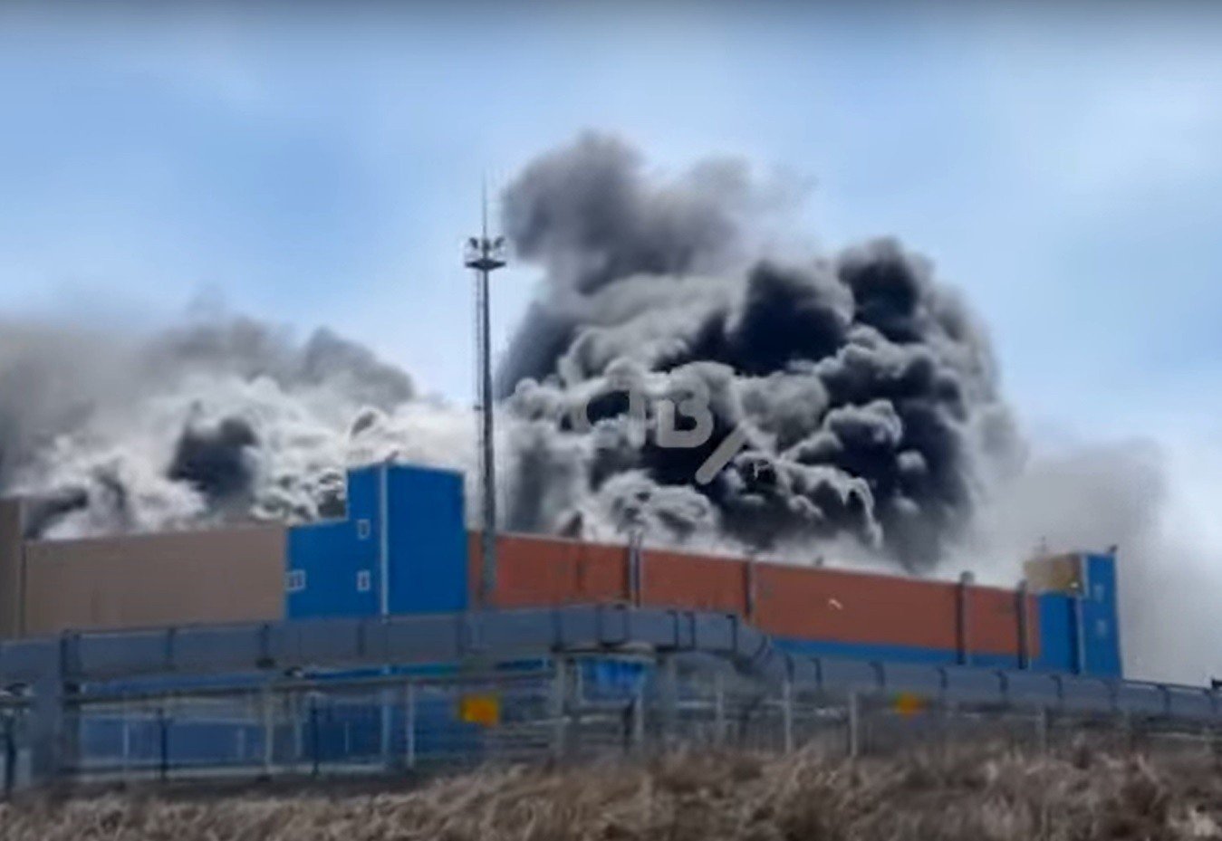 Potężny pożar dużej elektrowni w Rosji. "Ogień rozprzestrzenił się na dach" [WIDEO] Gazeta