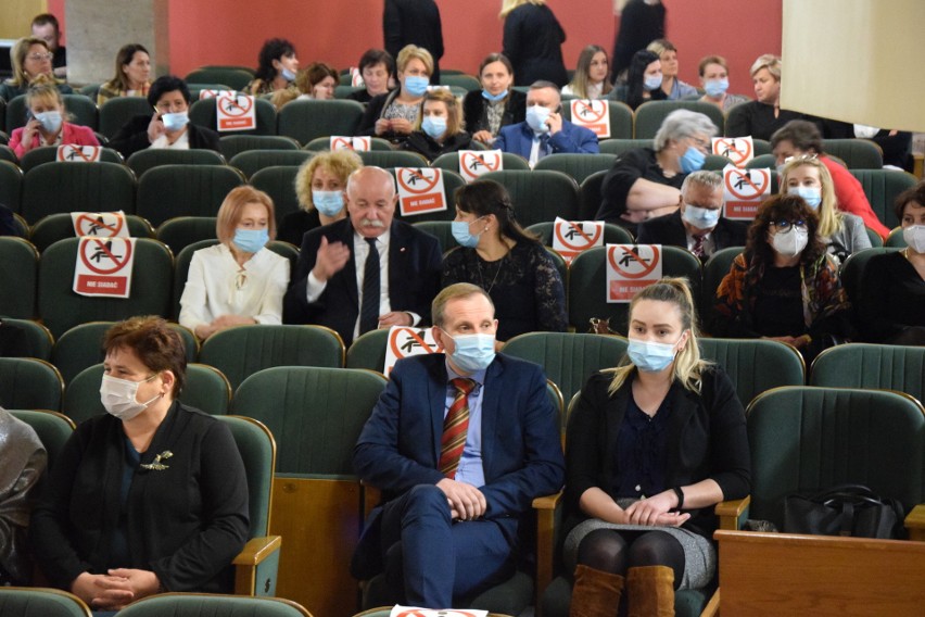 W Kielcach z okazji Dnia Pracownika Socjalnego nagrodzono najlepsze Domy i Ośrodki Pomocy Społecznej, oraz Rodzinne Domy Dziecka 