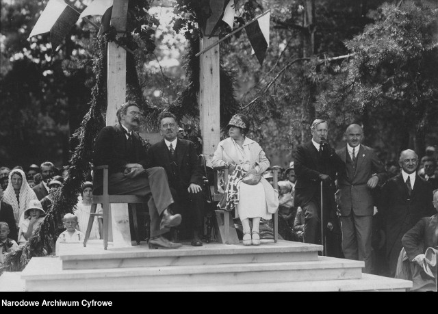 Władysław Reymont z żoną na trybunie honorowej w Wierzchosławicach. Pisarz przyjechał tam na dożynki w 1925 r. na zaproszenie Wincentego Witosa