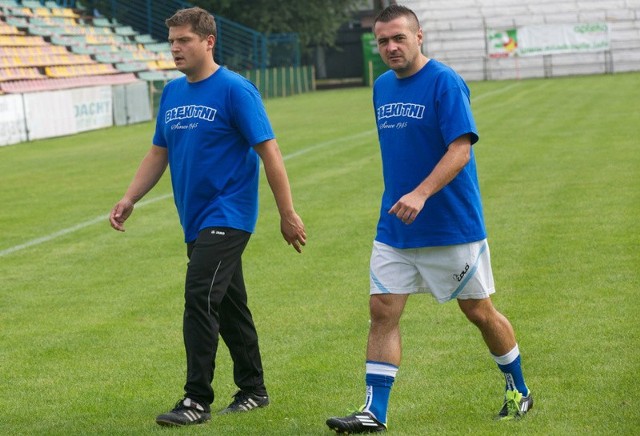 Trener Krzysztof Kapuściński (z lewej) i jego asystent Jarosław Piskorz.