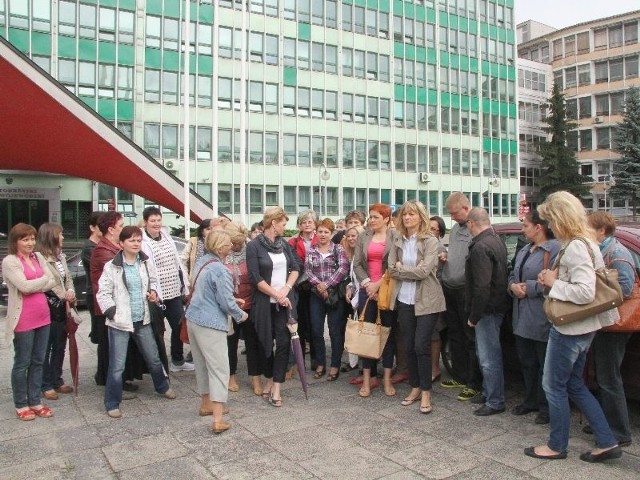 Delegacja pracowników onkologii przed budynkiem Urzędu Wojewódzkiego w Kielcach.