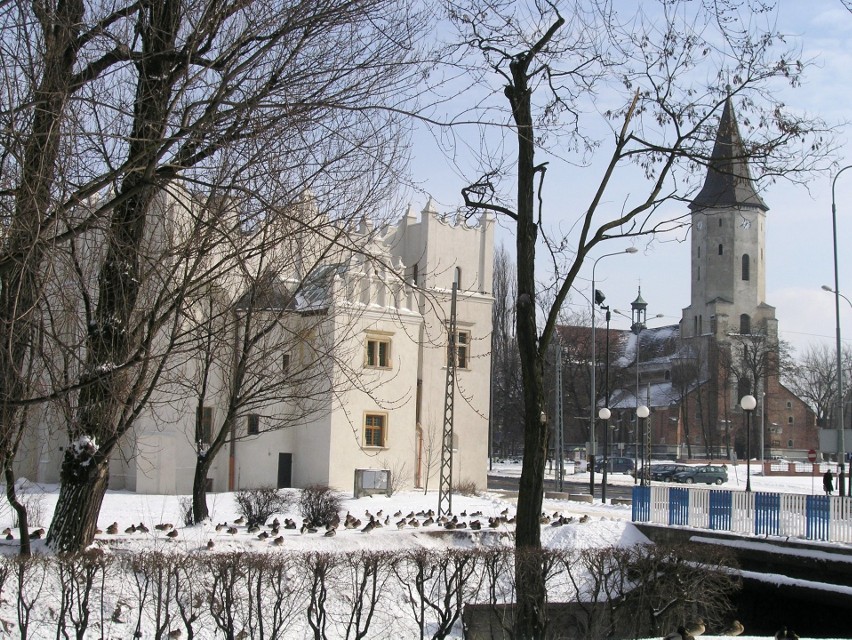 Widok na dwór i kościół, 2005 r.