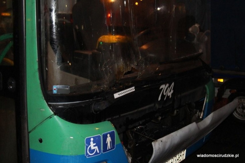 Ruda Śląska: Mężczyzna odpalił racę w autobusie. Policja szuka świadków WIDEO+ZDJĘCIA