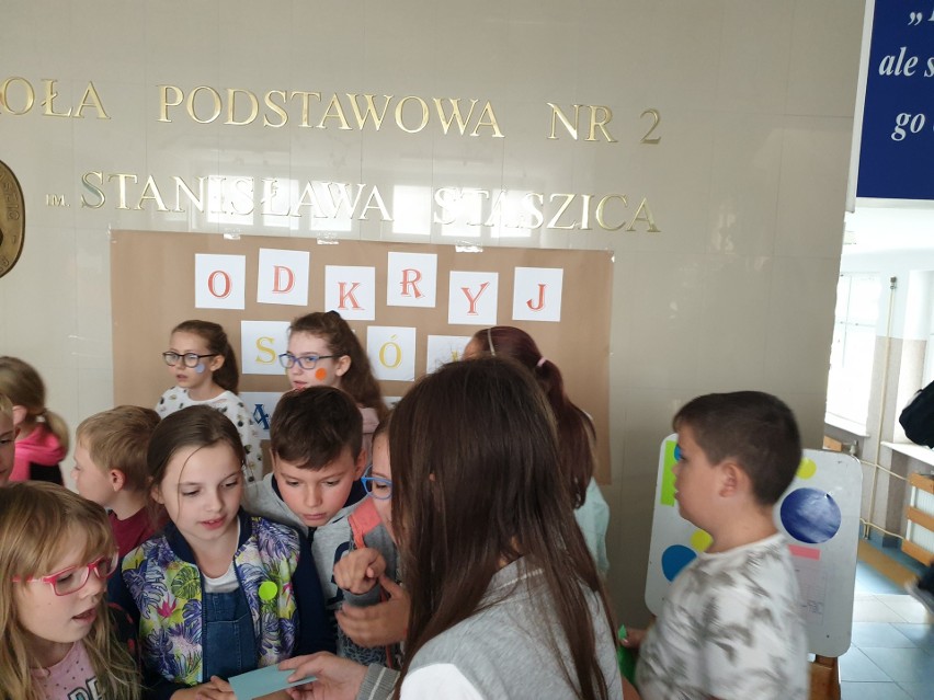 Ostrołęka. Międzynarodowy Dzień Kropki w Szkole Podstawowej nr 2