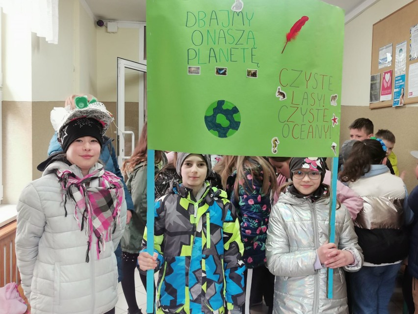 Dzień Ziemi 2022 w Makowie Mazowieckim. Uczniowie Szkoły Podstawowej nr 2 maszerowali z transparentami. 22.04.2022