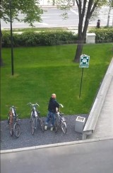 Próbował ukraść rower przed Pixelem. Rozpoznajesz go? [FILM]
