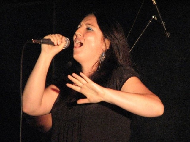 Karolina Stróżycka z zespołu Nemezis. Śpiewała w Gniewkowie w 2009 roku.