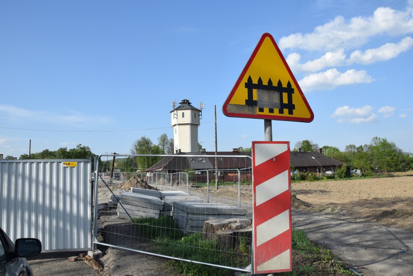 Zamknięta kładka nad torami w Krzeszowicach. Ludzie ubolewają, że zostali odcięci od świata