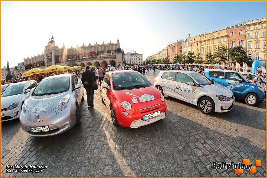 Kraków. Historyczne oraz elektryczne auta pod Wawelem