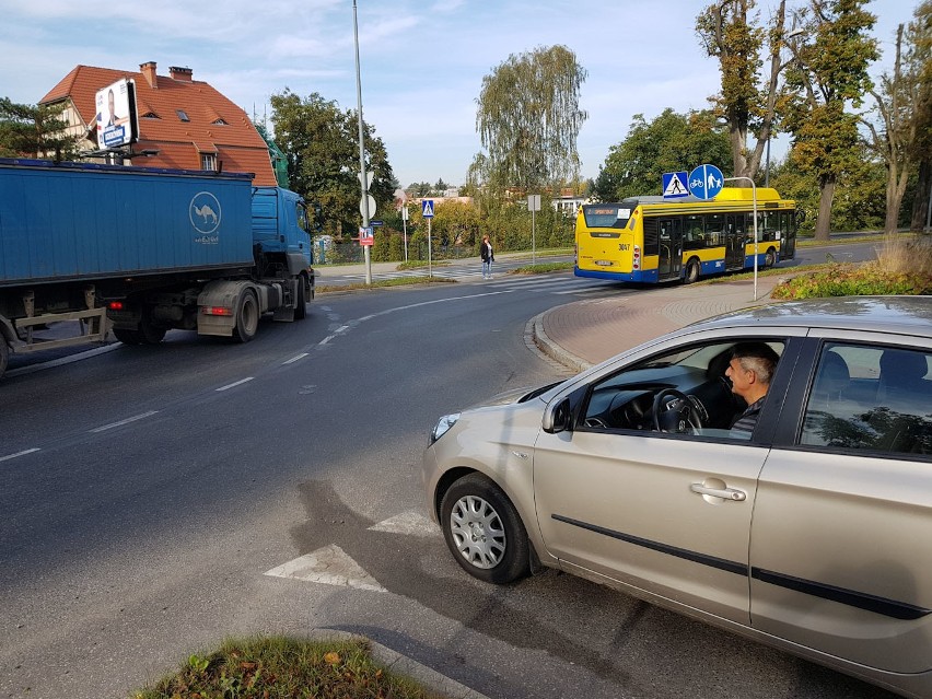 Do trzech razy sztuka. Kolejna zmiana oznakowania na rondzie...