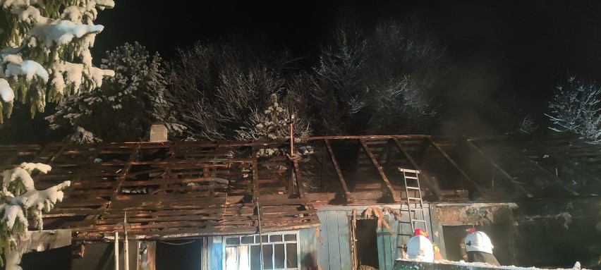 Pożar drewnianego domu w Szczutkowie koło Lubaczowa. Ponad 20 strażaków walczyło z ogniem. O pożarze poinformował ich 13-latek [ZDJĘCIA]