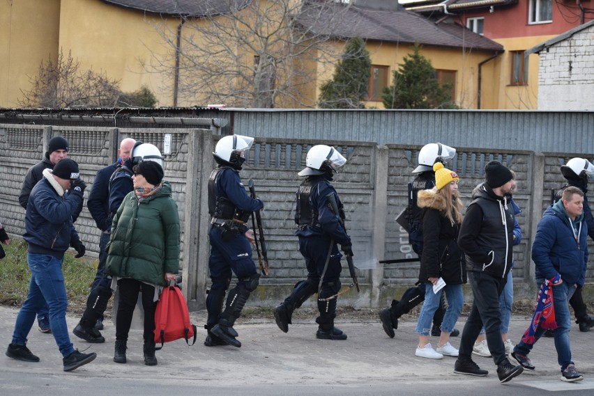 Przed meczem Raków - Legia. Tłumy kibiców i mnóstwo policji