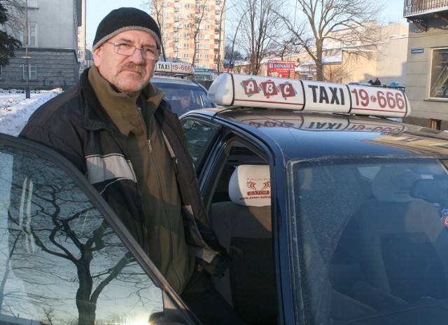Pan Henryk podobnie jak i inni taksówkarze z ABC Taxi kilka razy w niedziele wyjeżdżał, by pomóc uruchomić inne auta.