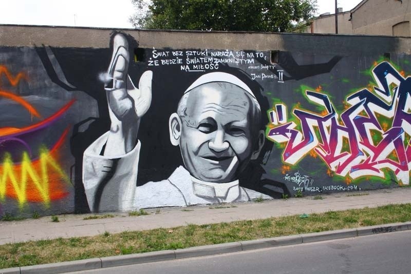 Graffiti z Janem Pawłem II w Pabianicach. Mieszkańcy podzieleni [ZDJĘCIA]
