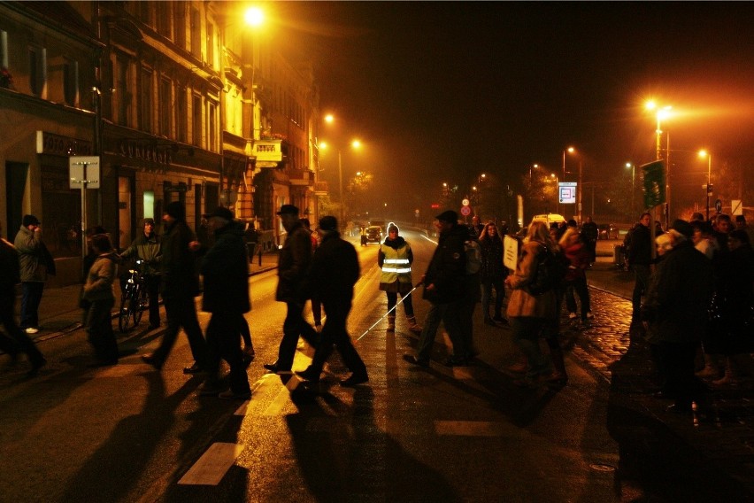 22 listopada 2013 - mieszkańcy Leśnicy zablokowali główną...