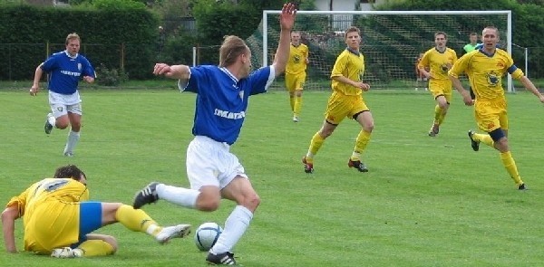 Piłkarze Stali Sanok (niebieskie koszulki) o pierwsze punkty powalczą ze Spartakusem Szarowola.