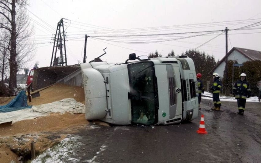 W Sosnowicach przewróciła się ciężarówka wioząca 27 ton zboża. W zdarzeniu nikt nie ucierpiał