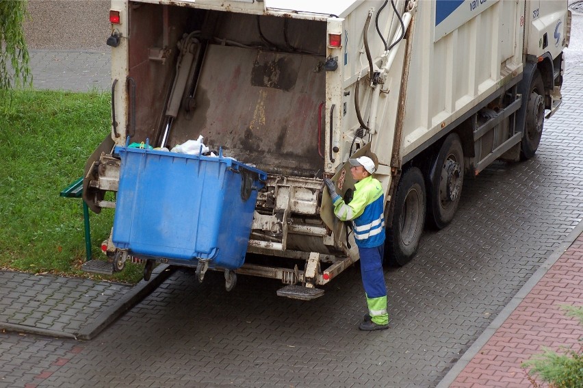 Od lipca łodzianie zapłacą w za wywóz śmieci cenę ustaloną w...