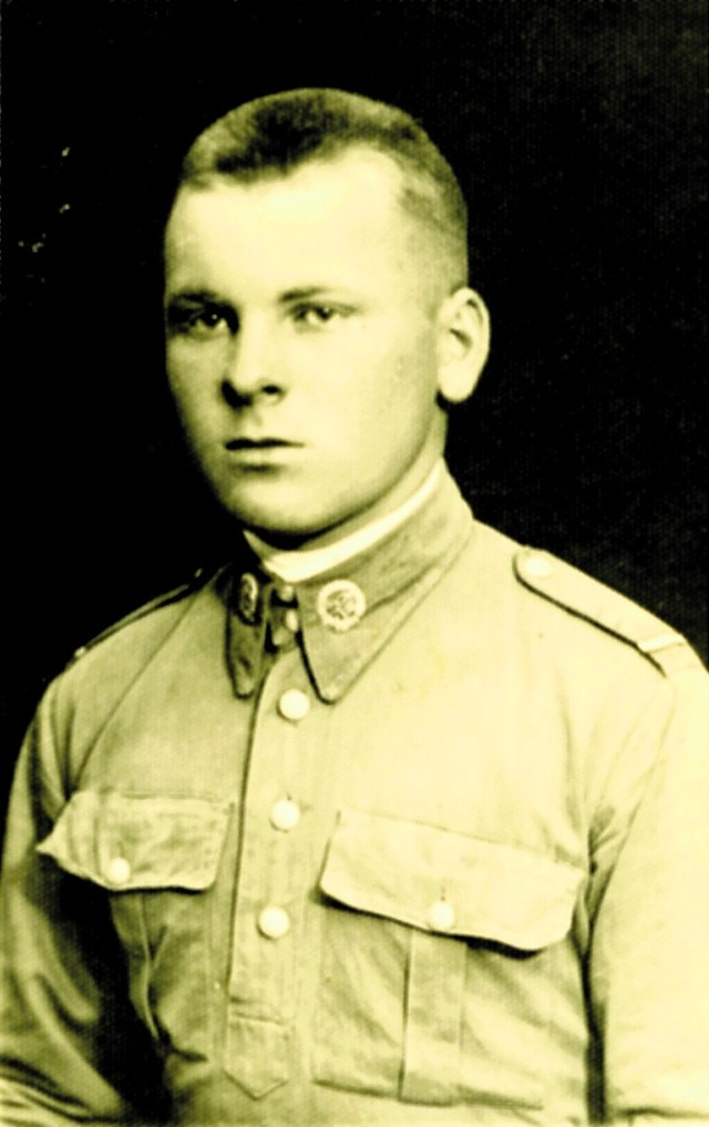 Marian  Sobieraj jako starszy ułan. Rok 1932. Został lekarzem 19 grudnia 1939 roku
