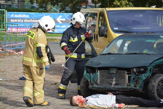 W Więcborku na ulicy Powstańców Wielkopolskich samochód osobowy, którym podróżowały cztery osoby, uderzył w siedem osób stojących na przystanku - taki scenariusz zdarzenia zakładały dzisiejsze (4 października) ćwiczenia obronne pod kryptonimem Kobra-19.Wzięło w nich udział siedem zastępów straży pożarnej, policja oraz pogotowie. Włączyła się też więcborska młodzież. Ćwiczenia obronne miały sprawdzić działania służb z terenu powiatu sępoleńskiego.