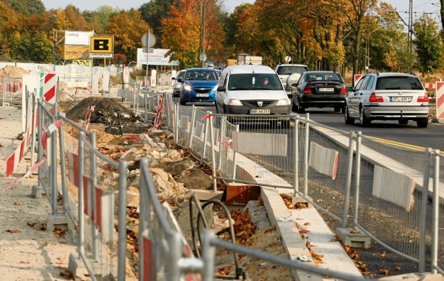 Na Kosmonautów kierowcy jadą po  zwężonej jezdni. Drogowcy budują tu skrzyżowanie z drogą dojazdową do nowego szpitala