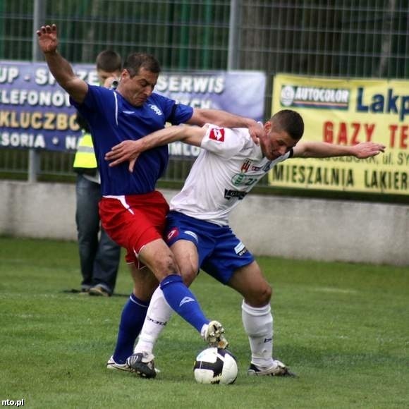 O piłkę walczą: napastnik MKS-u Arkadiusz Półchłopek (z prawej) i były wielokrotny reprezentant Polski Piotr Świerczewski.